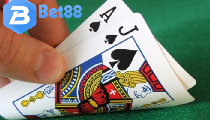 Xì Dách là một trò chơi casino phổ biến và hấp dẫn, và giờ đây bạn có thể tham gia chơi Xì Dách trực tuyến, một nền tảng cá cược trực tuyến uy tín và chuyên nghiệp.